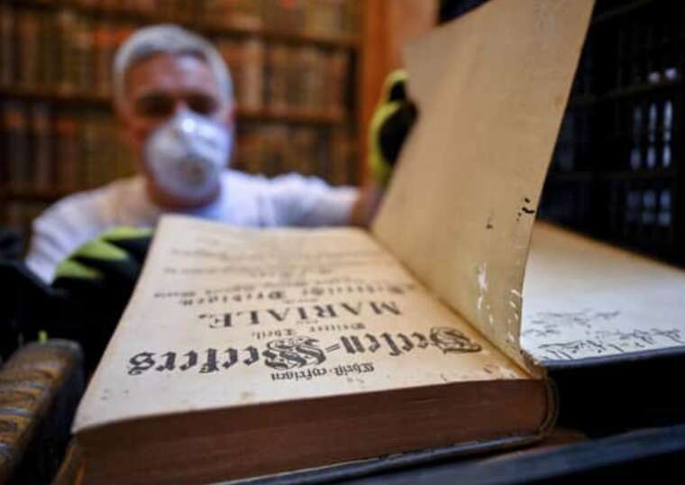 В Венгрии тысячелетнюю библиотеку аббатства спасают от нападения жуков-вредителей