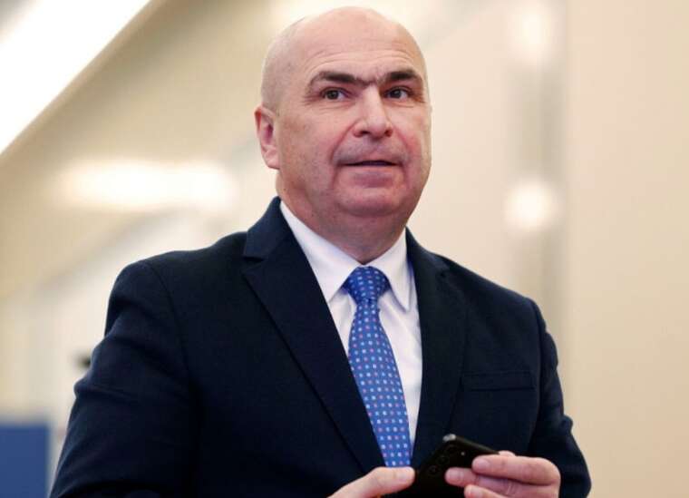 У Румунії прем’єр допоміг прибрати сміття після зібрання: у мережі вражені