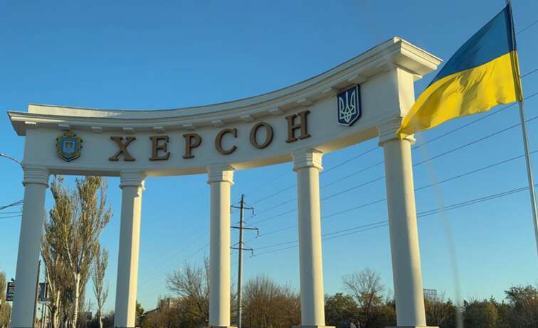 Коли місто завмирає: спорожніла вулиця Суворова в центрі Херсона