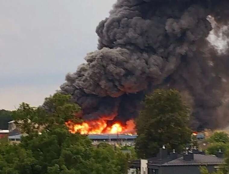 У Польщі горить виробничий склад: понад 200 рятувальників борються з пожежею