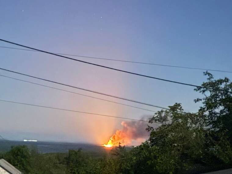 Нічна атака на Дніпропетровщину: ворожі удари спричинили масштабну пожежу