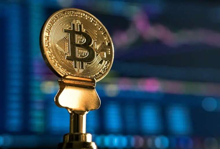 Курс біткоїна вперше в історії перевищив 122 тисячі доларів