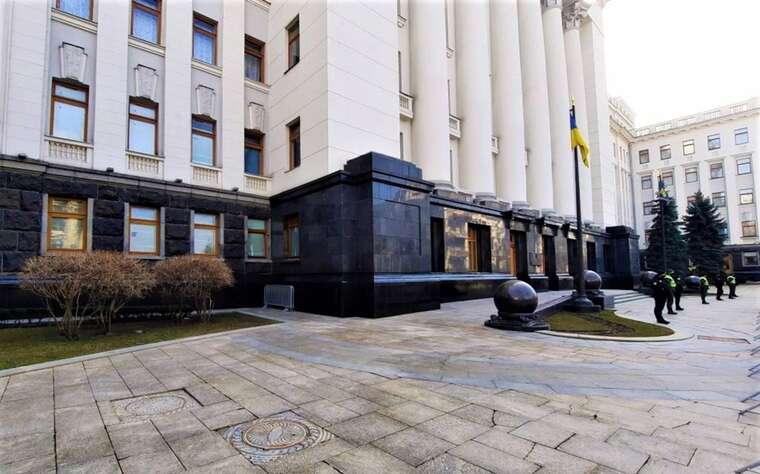 Не единичные случаи: Банковая вытесняет критиков,  – FT