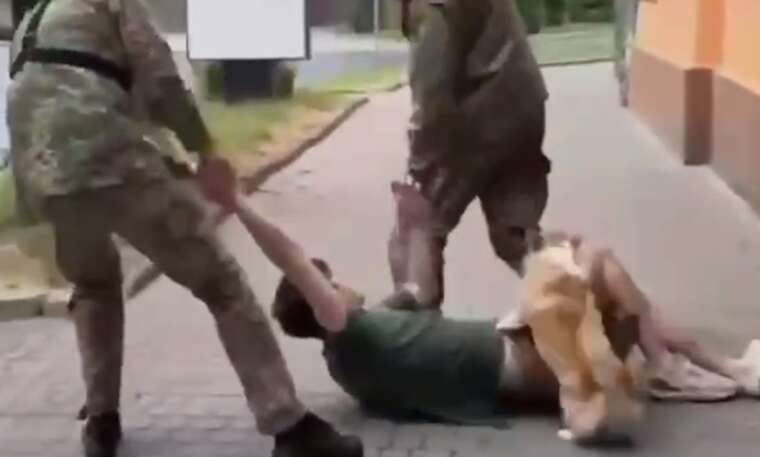 У Львові силоміць мобілізували чоловіка: витягли з під’їзду та заштовхали в бус