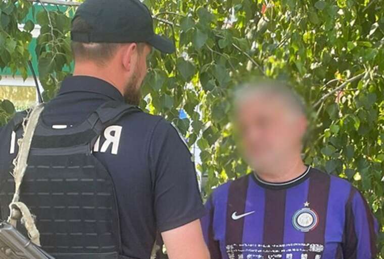 В Чернигове мужчина разбил банкомат топором