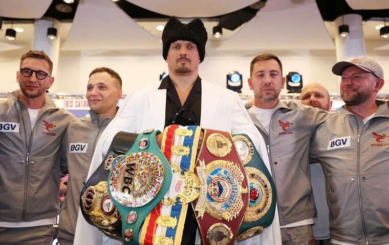 Усик прийшов на пресконференцію перед боєм з Дюбуа в образі гетьмана Скоропадського