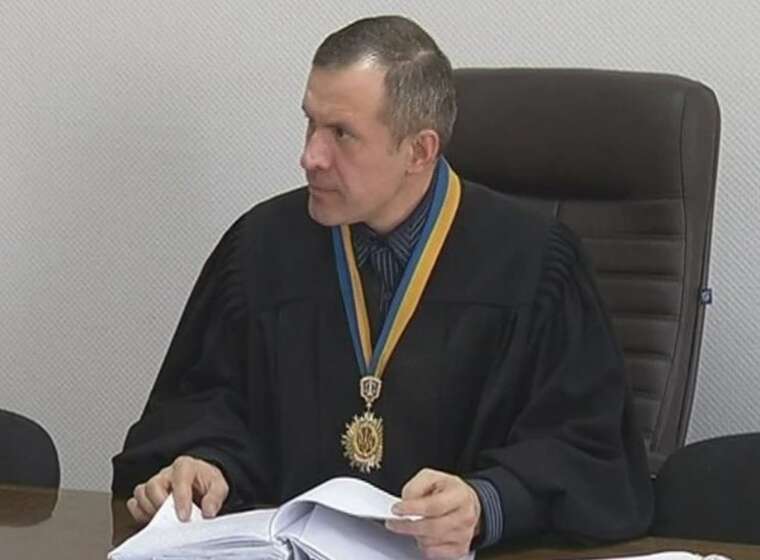 Судья-взяточник, не исполняя своих обязанностей, заработал более 4 миллионов гривен