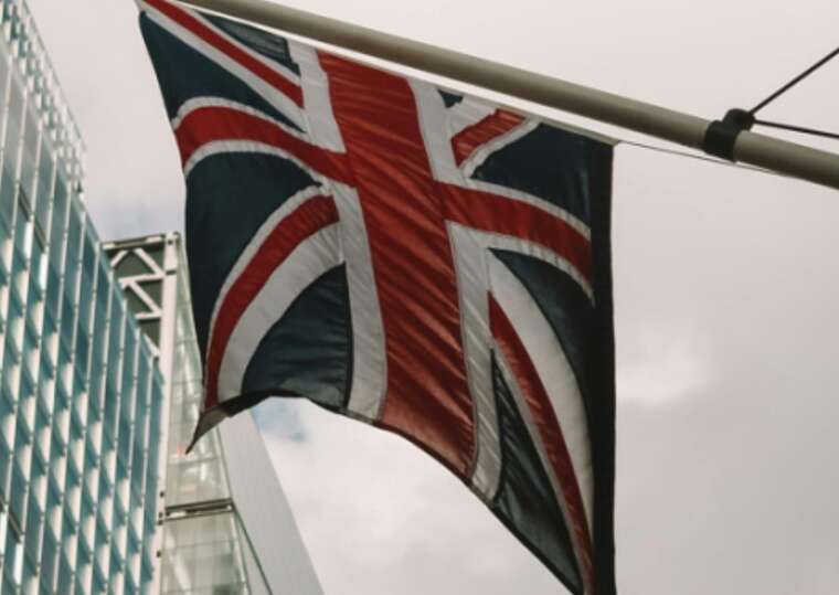 Сполучене Королівство, подібно до ЄС, зменшує «стелю цін» на нафту з Росії