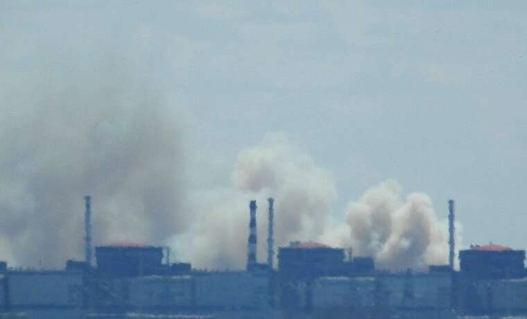 Біля окупованої ЗАЕС підіймається дим