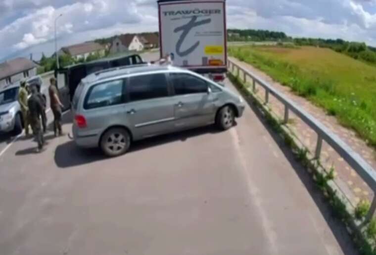 Чоловік відбився від співробітників ТЦК лопатою: відео з’явилося в мережі