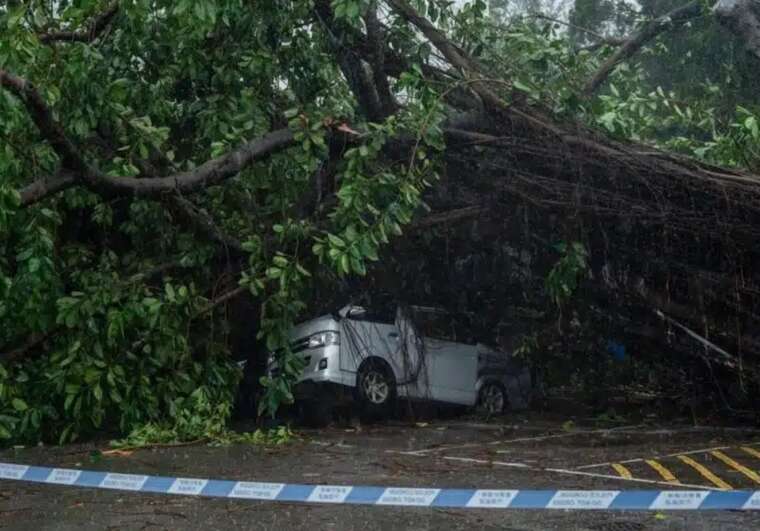 Потужний ураган обрушився на Гонконг: зупинено транспорт, десятки постраждалих