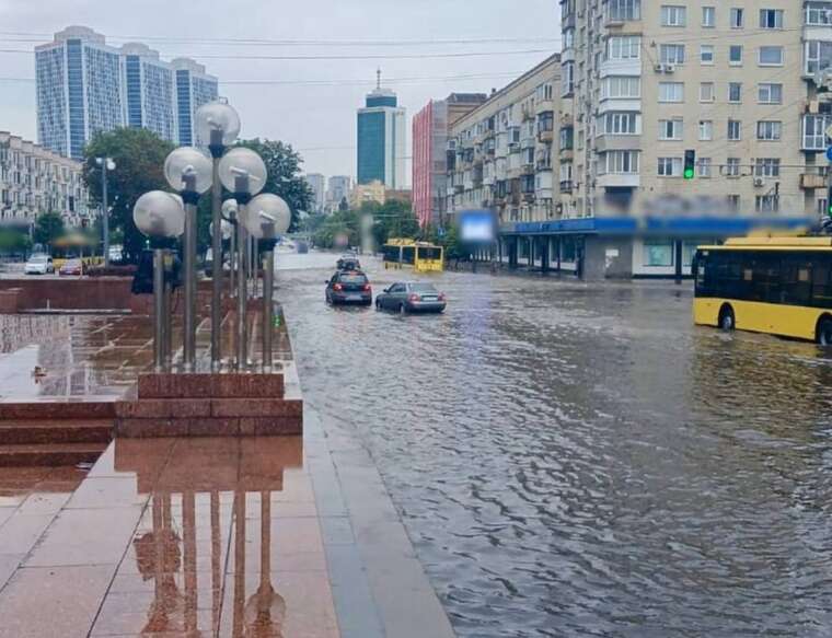 Злива в Києві паралізувала транспорт у центрі міста