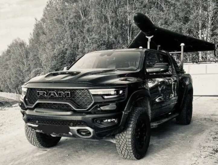 Большой автопарк: россияне хвастаются запуском "Шахедов" с американских пикапов