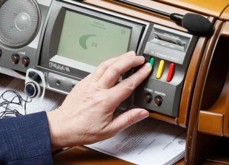 Рада проголосувала за закон, що обмежує незалежність антикорупційних органів: хто підтримав