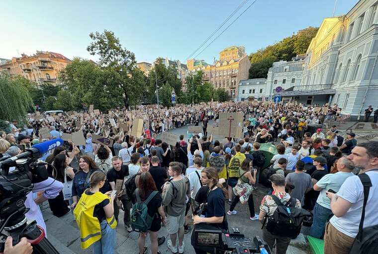 Protests in Ukraine are gaining momentum: more than a thousand people have gathered in Kyiv
