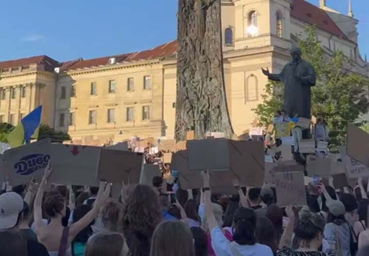 Protests in Ukraine: people also gathered in Lviv