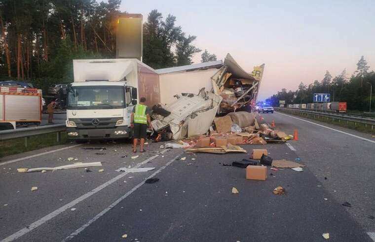 На трасі Київ – Чоп зіткнулися дві вантажівки, рух у бік столиці ускладнений