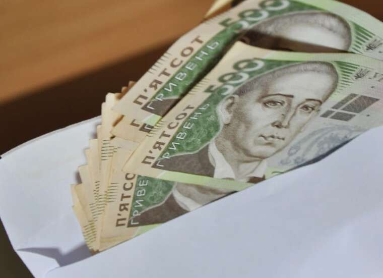 "Keep in an envelope": in courts, a practice of unofficial payments to staff members was discovered