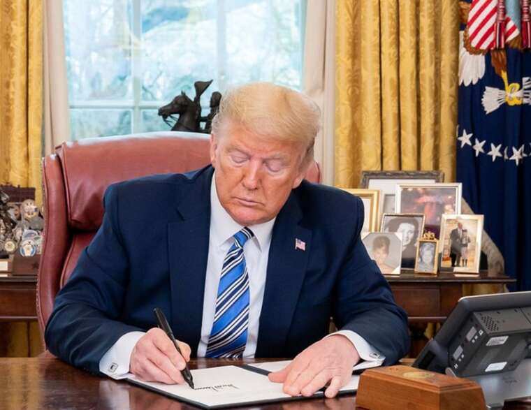 Трамп підписав закон про скорочення фінансування іноземної допомоги та держмовлення США