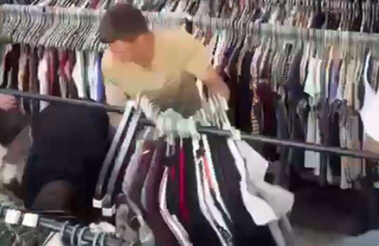 В Сети показали, как подростки штурмуют секонд-хенд в Ирпене