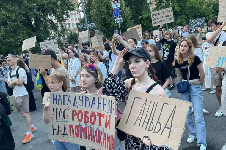 NYT: Політика Зеленського щодо НАБУ загрожує Україні втратою допомоги ЄС