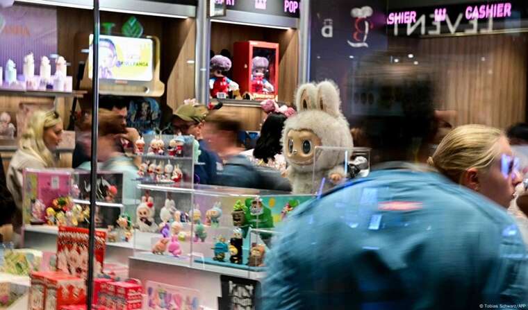 В Берлине сотни людей пришли на открытие магазина с Labubu