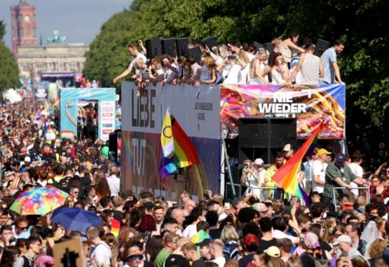 У Берліні десятки тисяч людей взяли участь у ЛГБТ-ході