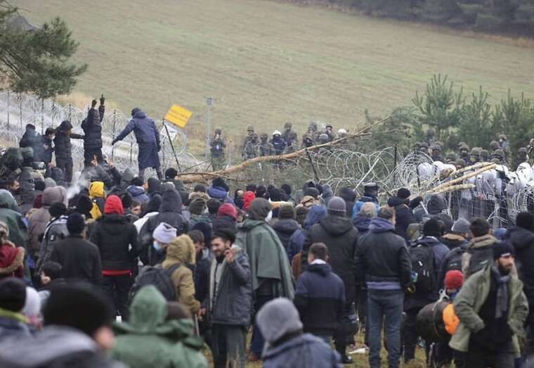 Лукашенко снова запустил транзит мигрантов в ЕС — СВРУ