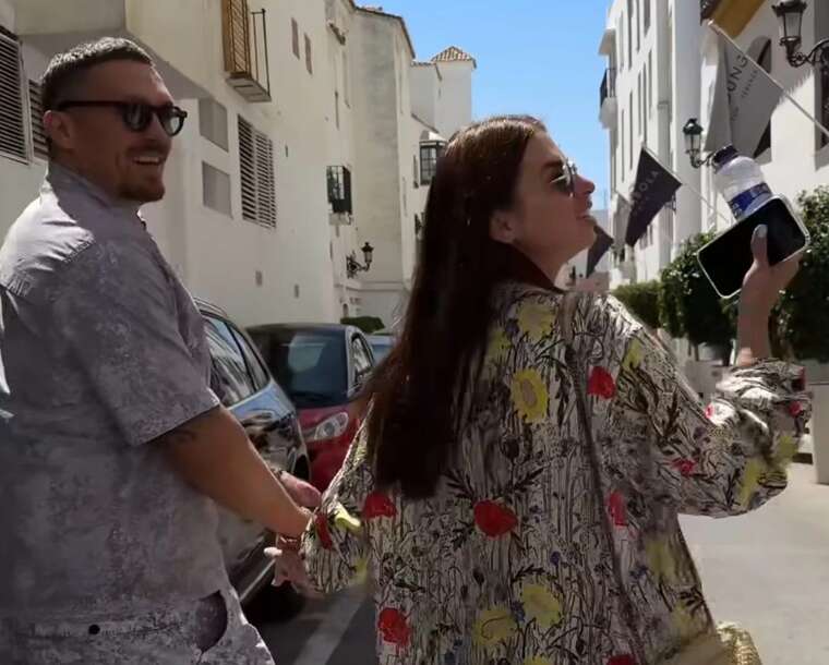 Усик на частном джете отправился в Испанию, чтобы встретиться с сыновьями