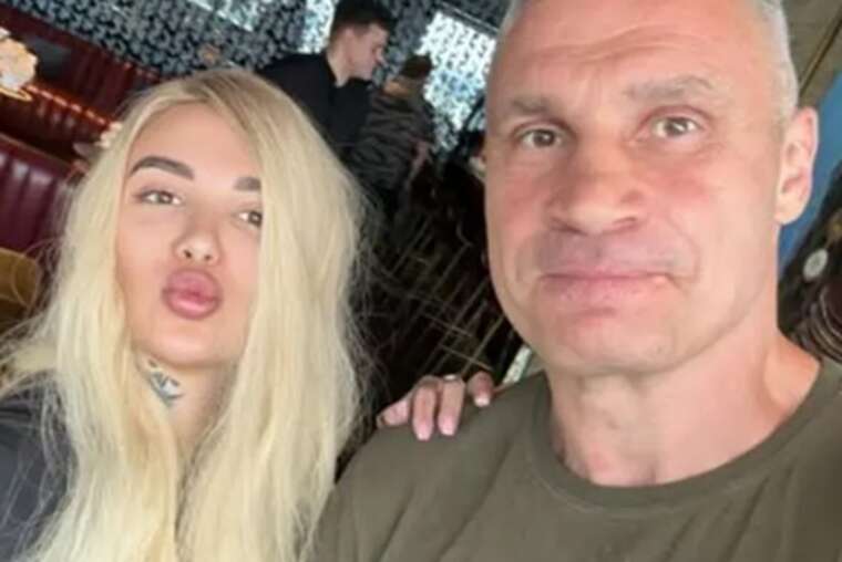 Історія "з перчинкою": Кличко зробив селфі з акторкою дорослого жанру