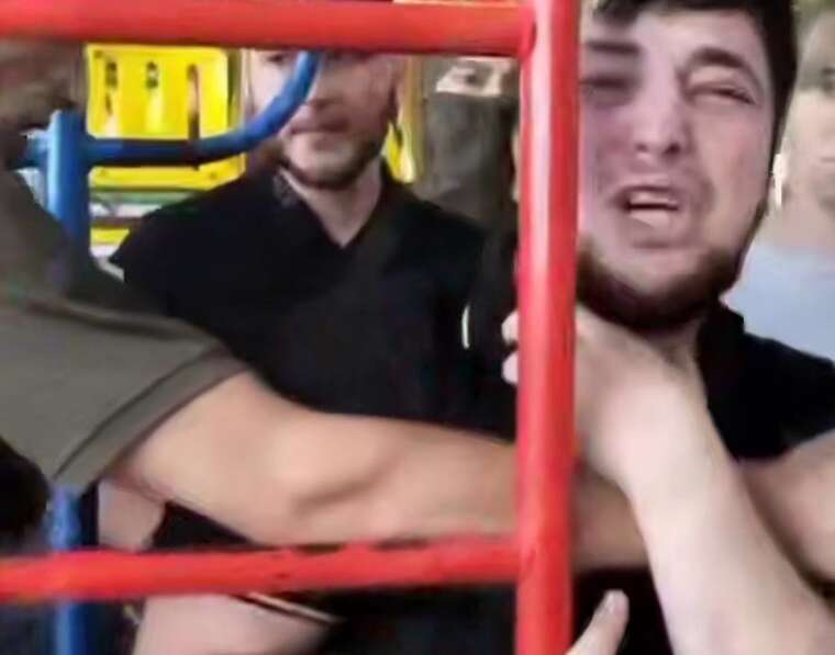 ТЦК пытались силой задержать парня на детской площадке — за него заступились местные