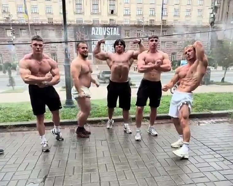 Київські культуристи влаштували фотосесію в центрі столиці: мережа вибухнула критикою