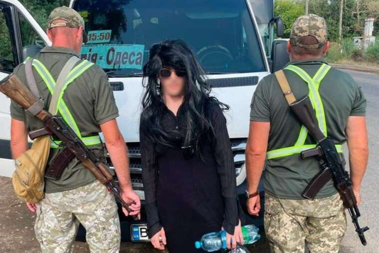 Сукня, перука, окуляри: На трасі Одеса-Рені викрили переодягненого порушника кордону