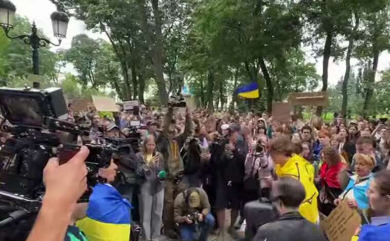 Protest near the Verkhovna Rada: demonstrators reacted to the adoption of the law and began to disperse