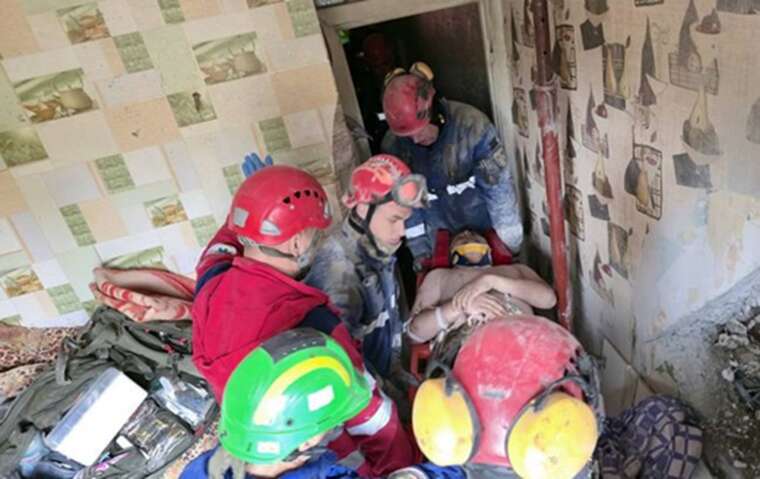 Спасатели показали мужчину, которого достали из-под завалов в Киеве