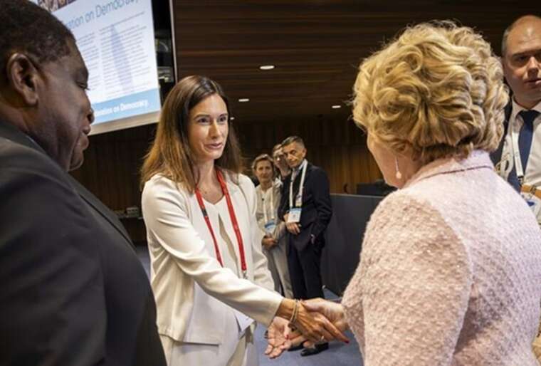 Скандал у Женеві: президентка парламенту Швейцарії потисла руку Матвієнко — Київ закликає до бойкоту