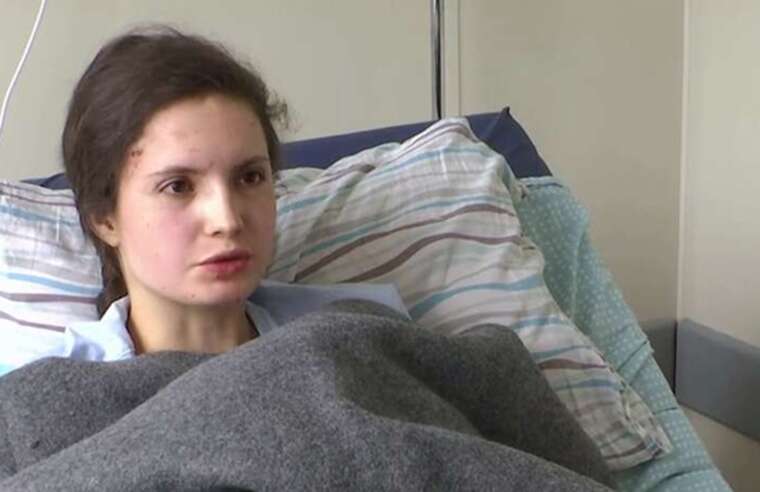 Дівчина вилетіла з 9 поверху під час атаки РФ: її батьки загинули