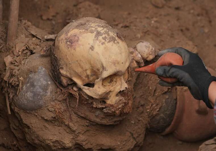 У столиці Перу працівники газової служби випадково виявили дві гробниці доінківського періоду