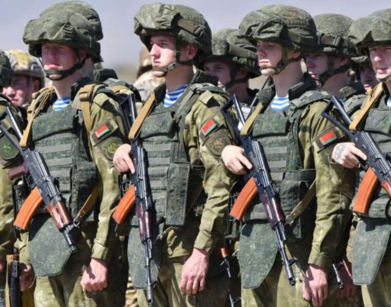 У білоруському Гомелі помітили бронетранспортери з нетиповими позначками, - ЗМІ