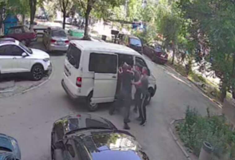 In Kryvyi Rih, a man was forcibly mobilized right in the yard