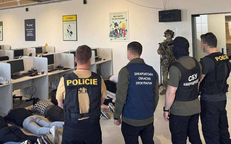 В Україні діяв шахрайський кол-центр, який ошукав іноземців на мільйони гривень