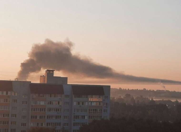 Масована атака дронів на Брянськ: серія вибухів і пожежа біля нафтобази