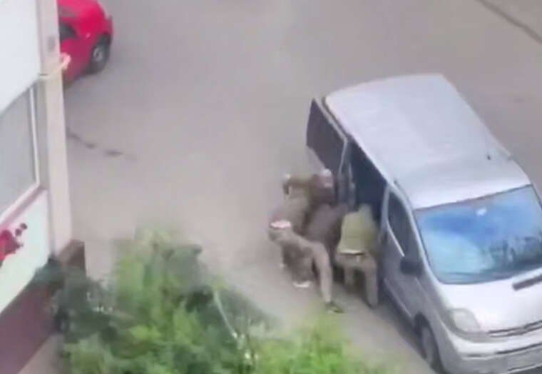 У Луцьку жінка силою завадила працівникам ТЦК забрати чоловіка – момент потрапив на відео