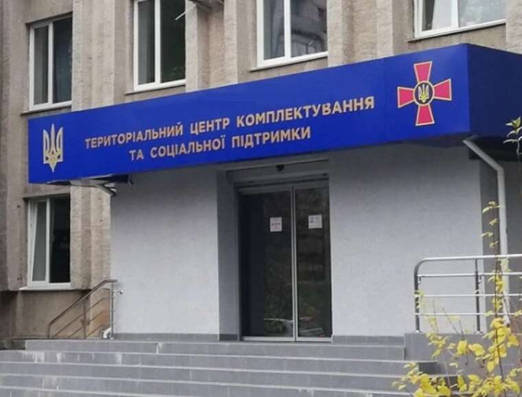 У Харкові представники ТЦК жорстко поводились із чоловіком — його побили просто на вулиці