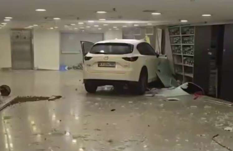 У Києві позашляховик влетів у ТРЦ Ocean Plaza: за кермом була жінка