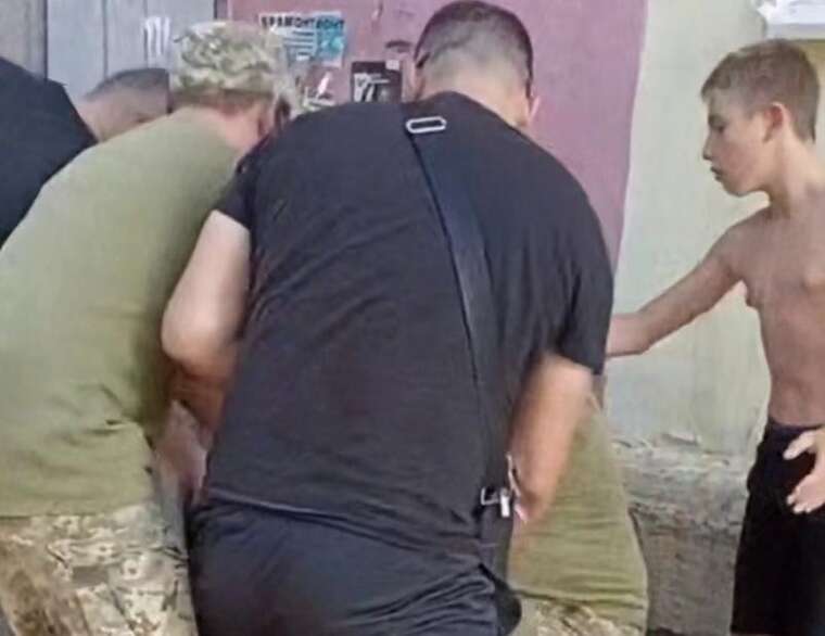 In Dnipro, military commissars beat a veteran and a serviceman who stood up for a courier