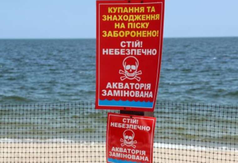 On the beach in Zatoka, after a mine explosion, the bodies of the deceased are being collected in pieces