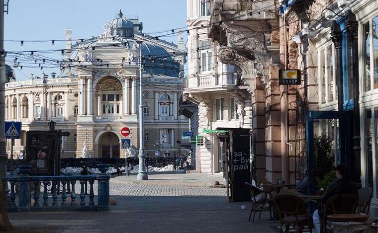 В Одесі обвалилася стеля у під’їзді багатоповерхівки