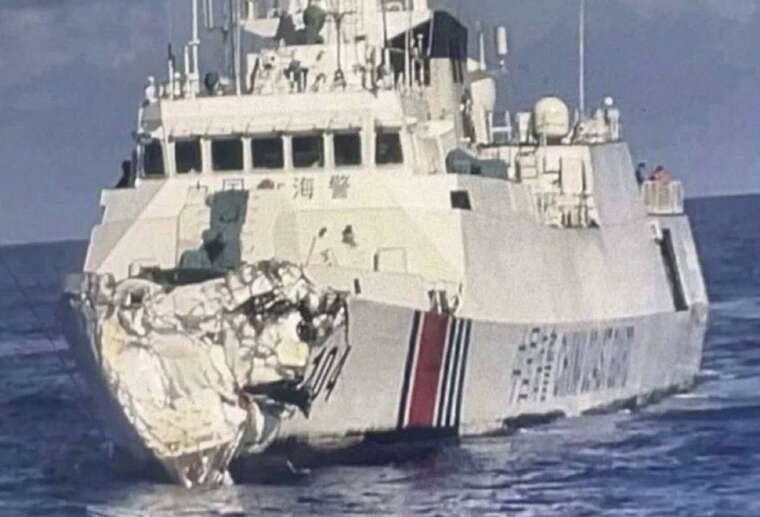 Інцидент у Південно-Китайському морі: два китайські есмінці зіткнулися біля мілини Скарборо