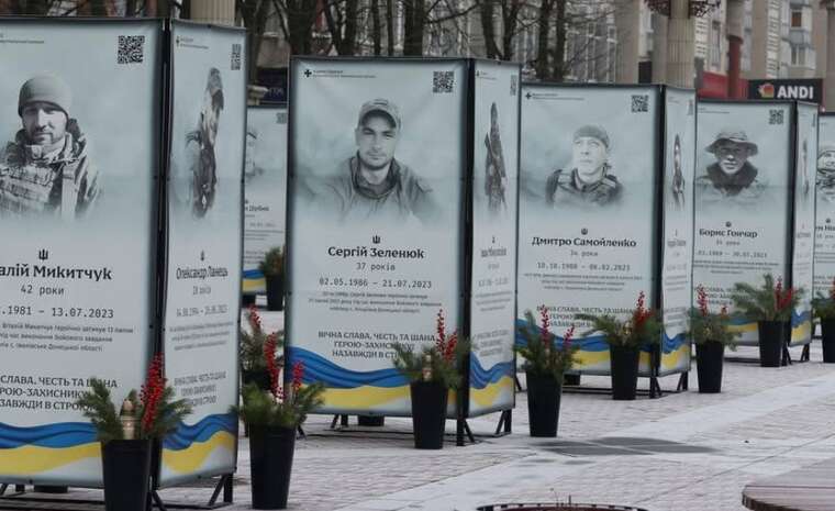 В Ірпені жінка вчинила наругу над Алеєю пам’яті Героїв, — соцмережі